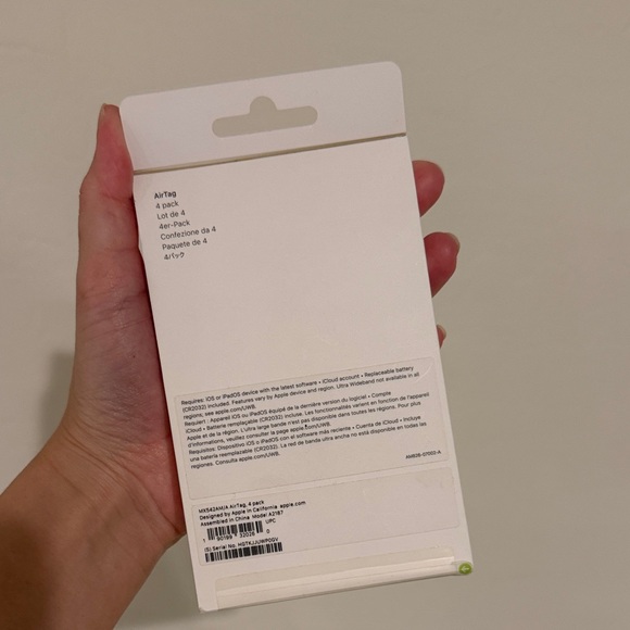Apple AirTag Set with White Packaging - Picture 2 of 4